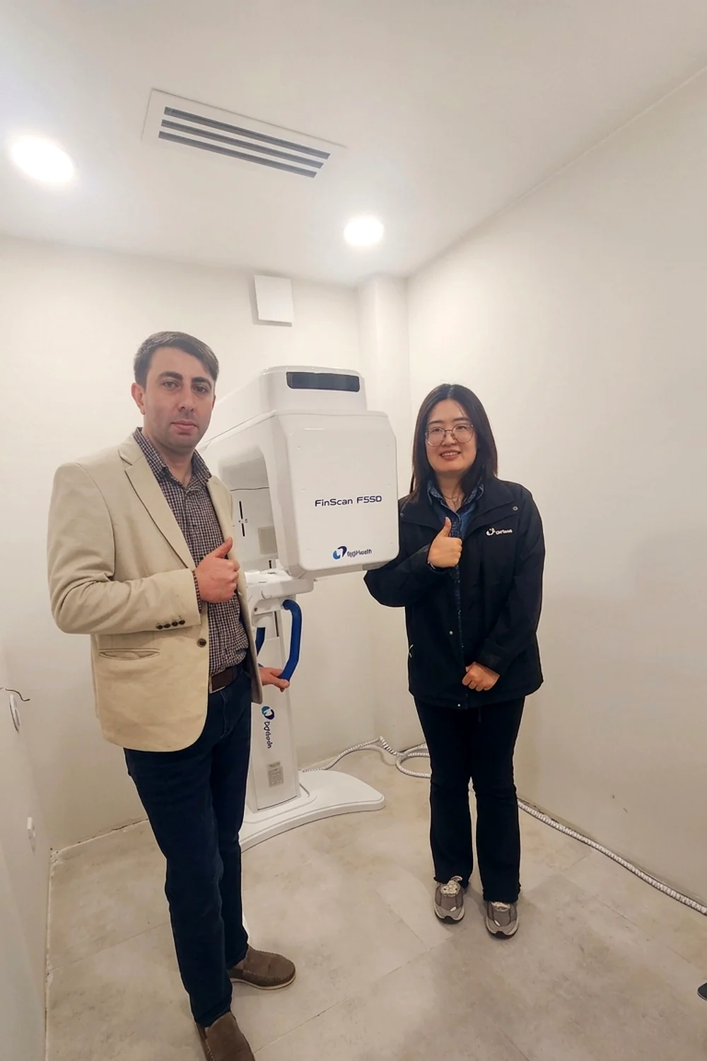 Katrina Zhou და Medical Line Georgia-ს წარმომადგენელი FinScan F350 ტომოგრაფთან